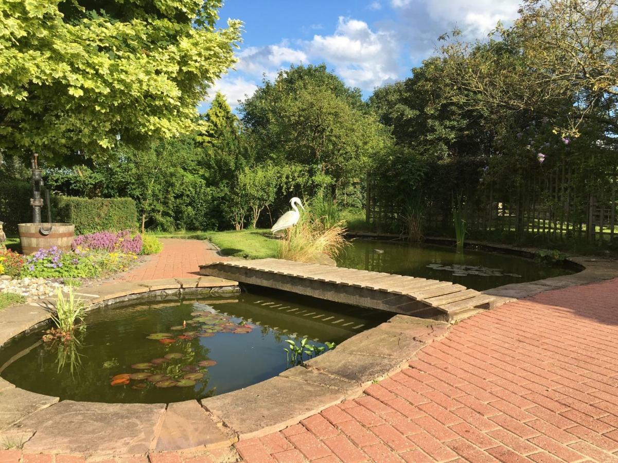 Maesbury Riverside Озуъстри Екстериор снимка