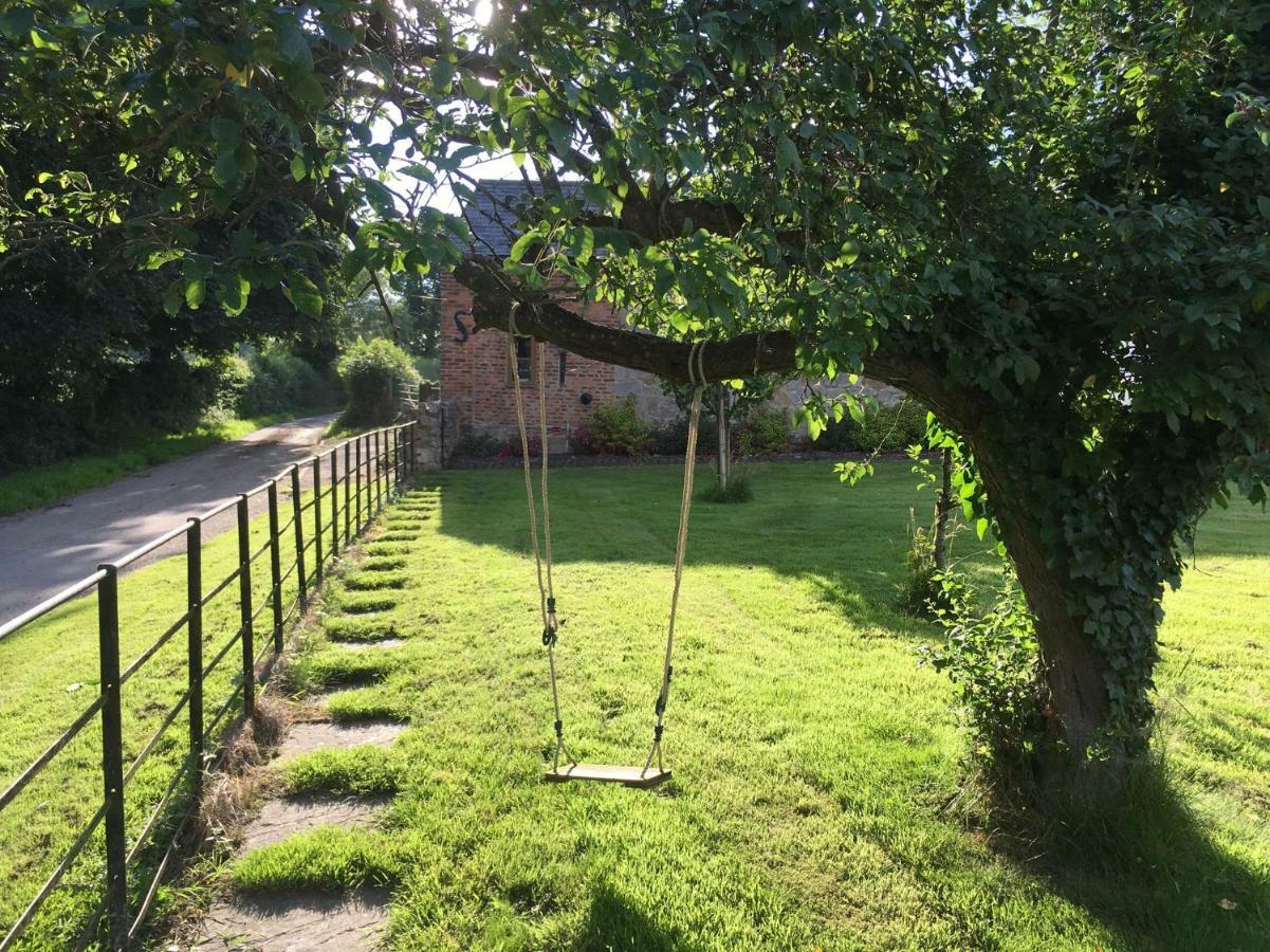 Maesbury Riverside Озуъстри Екстериор снимка