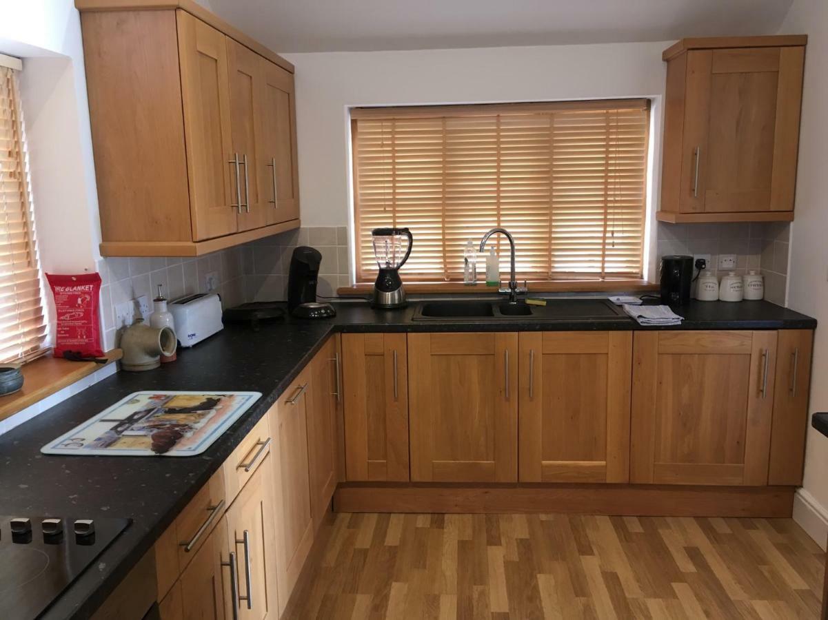 Maesbury Riverside Озуъстри Екстериор снимка