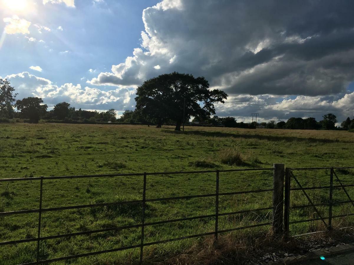 Maesbury Riverside Озуъстри Екстериор снимка
