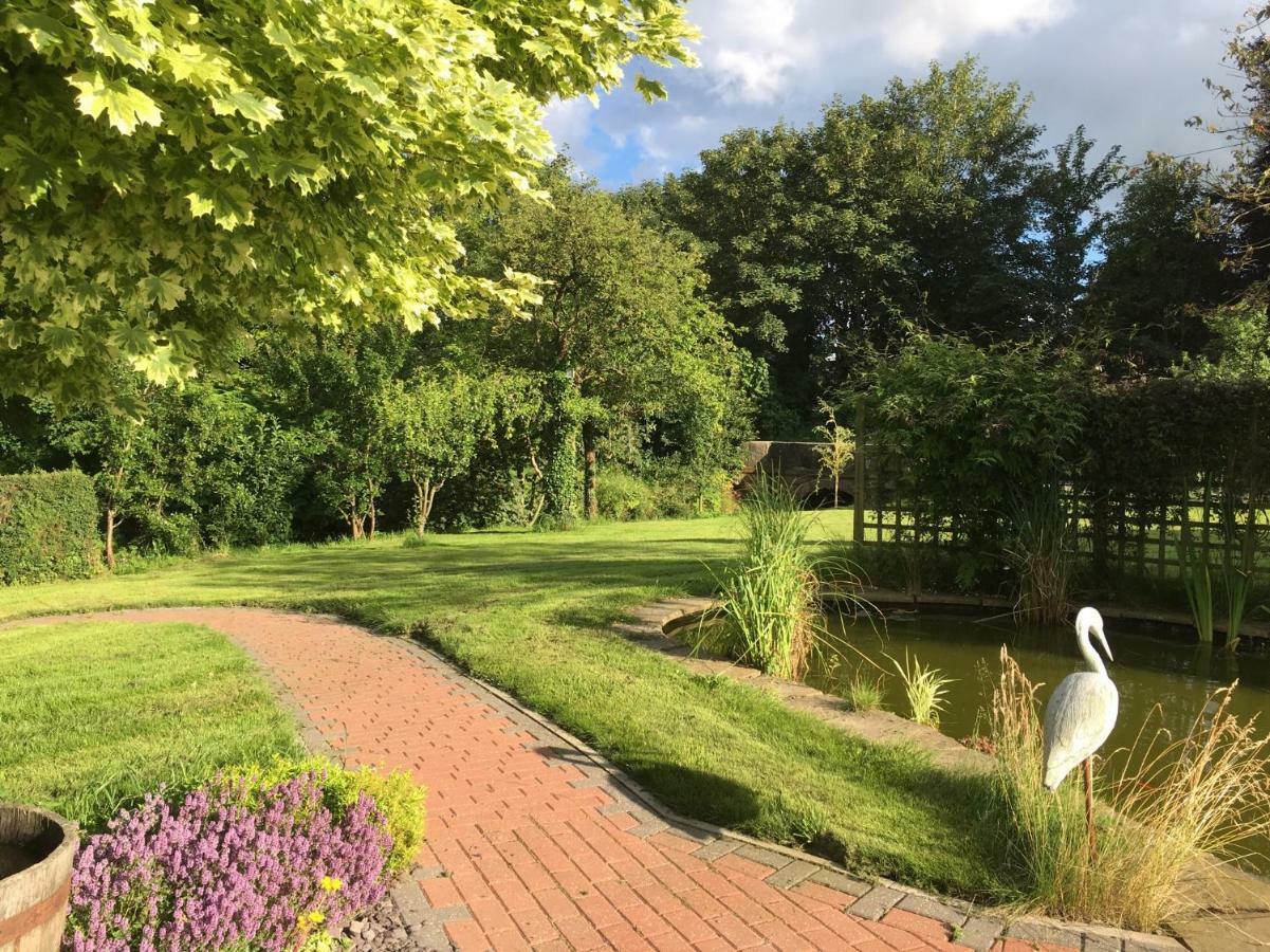 Maesbury Riverside Озуъстри Екстериор снимка