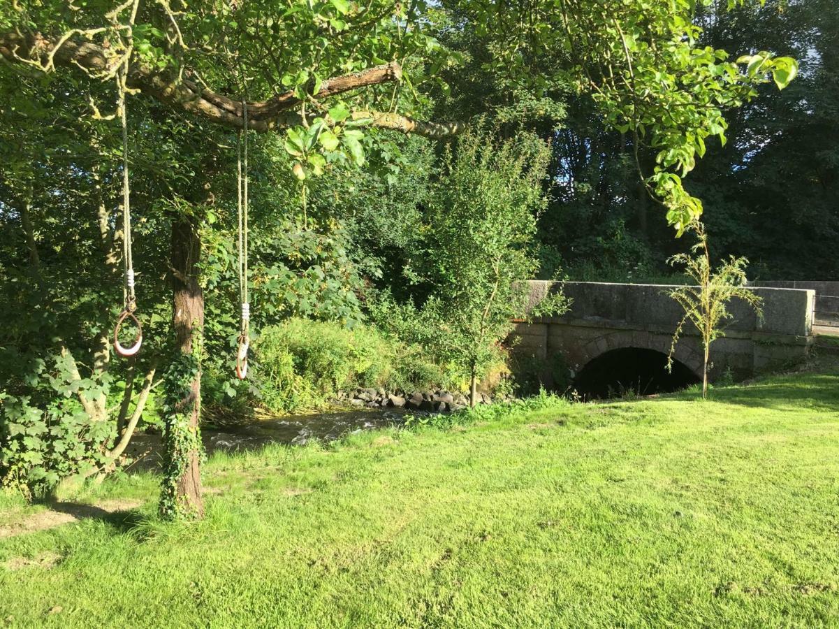 Maesbury Riverside Озуъстри Екстериор снимка