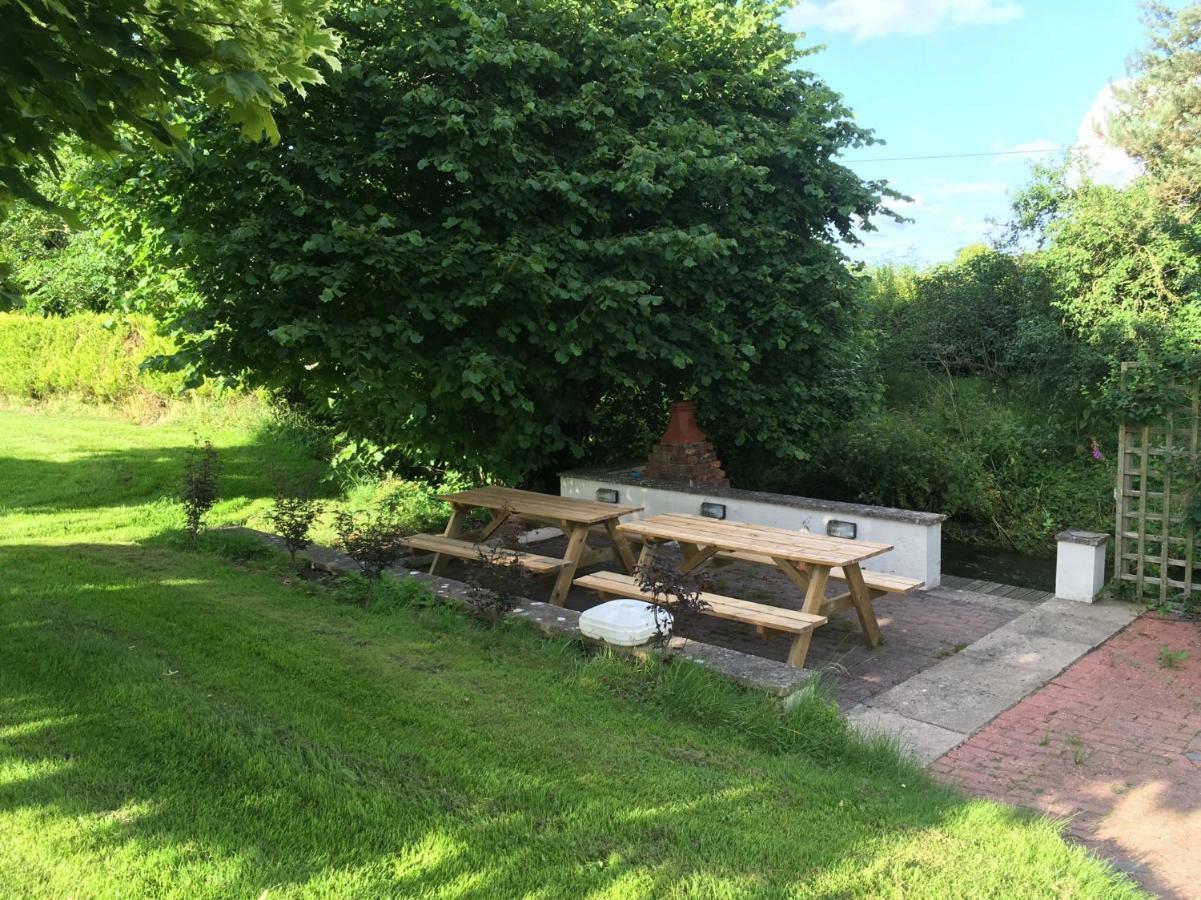 Maesbury Riverside Озуъстри Екстериор снимка