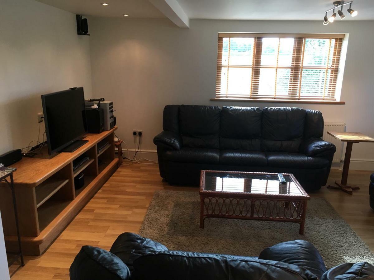 Maesbury Riverside Озуъстри Екстериор снимка